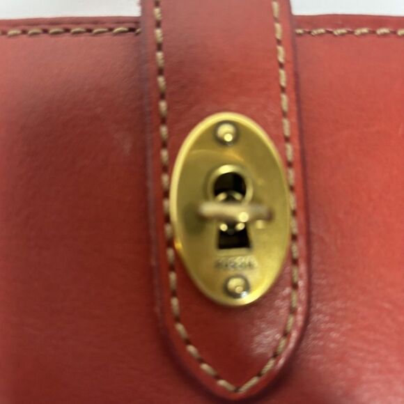 Fossil Austin Red Soft Leather Bifold Wallet Slim Turnlock Checkbook Card Wallet - Picture 2 of 7